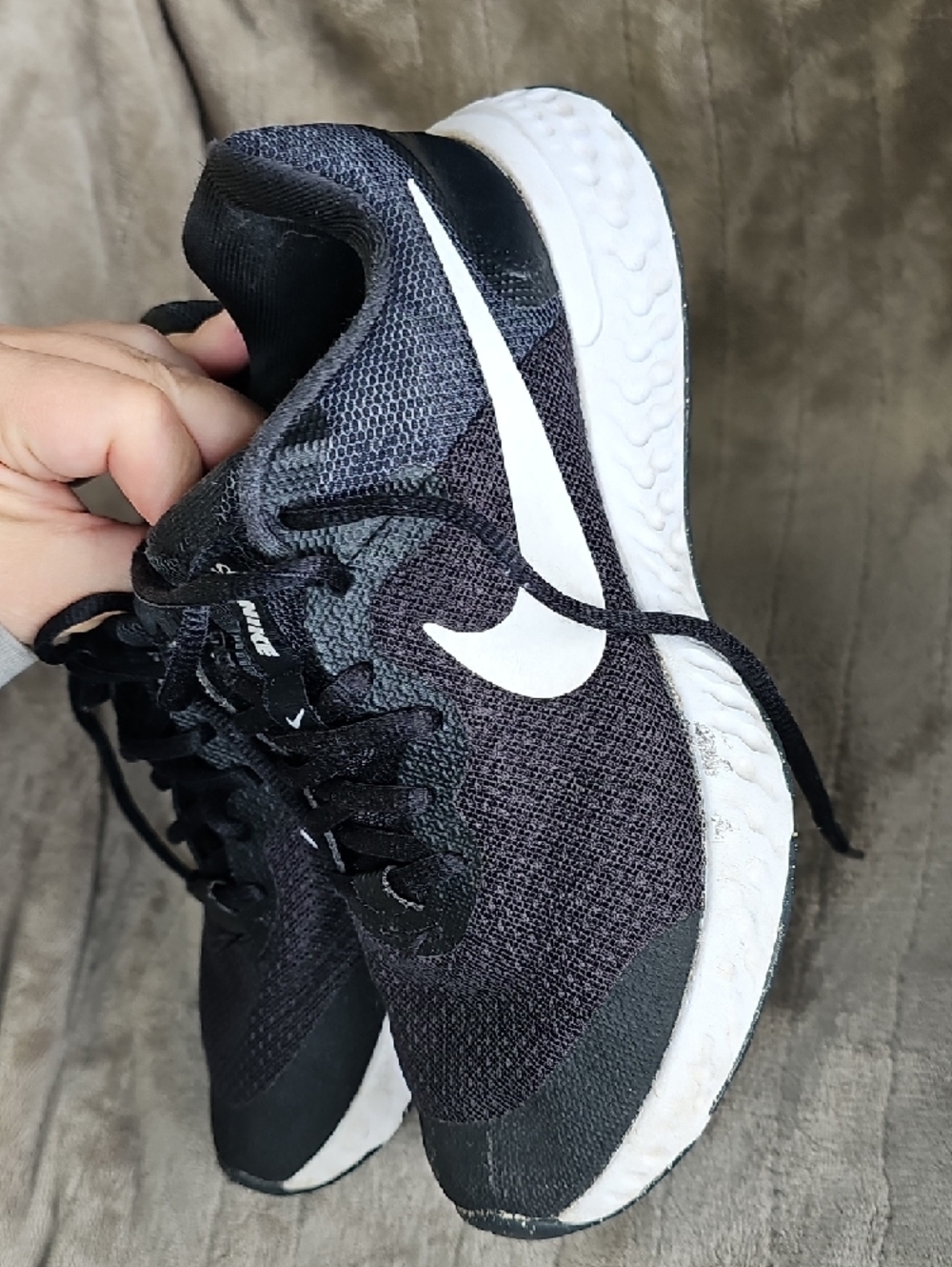 Nike Black and White Running Shoes Size 4Y Youth Kids F19 - Picture 6 of 12